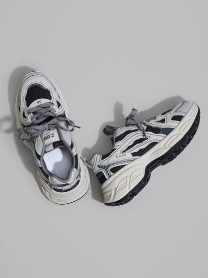 Erhöhte Sneaker mit Keilabsatz