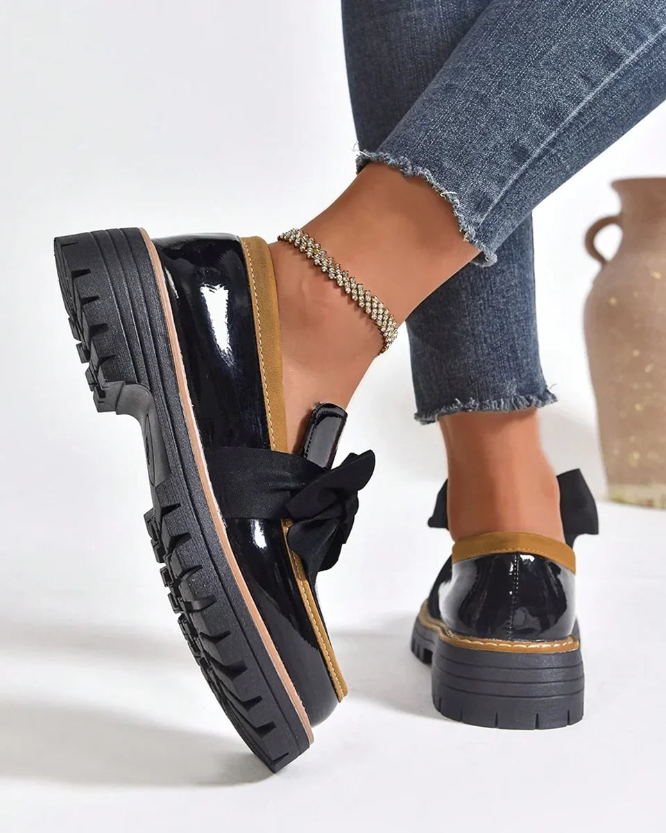 Dámské platformové lakované mokasíny s mašlí