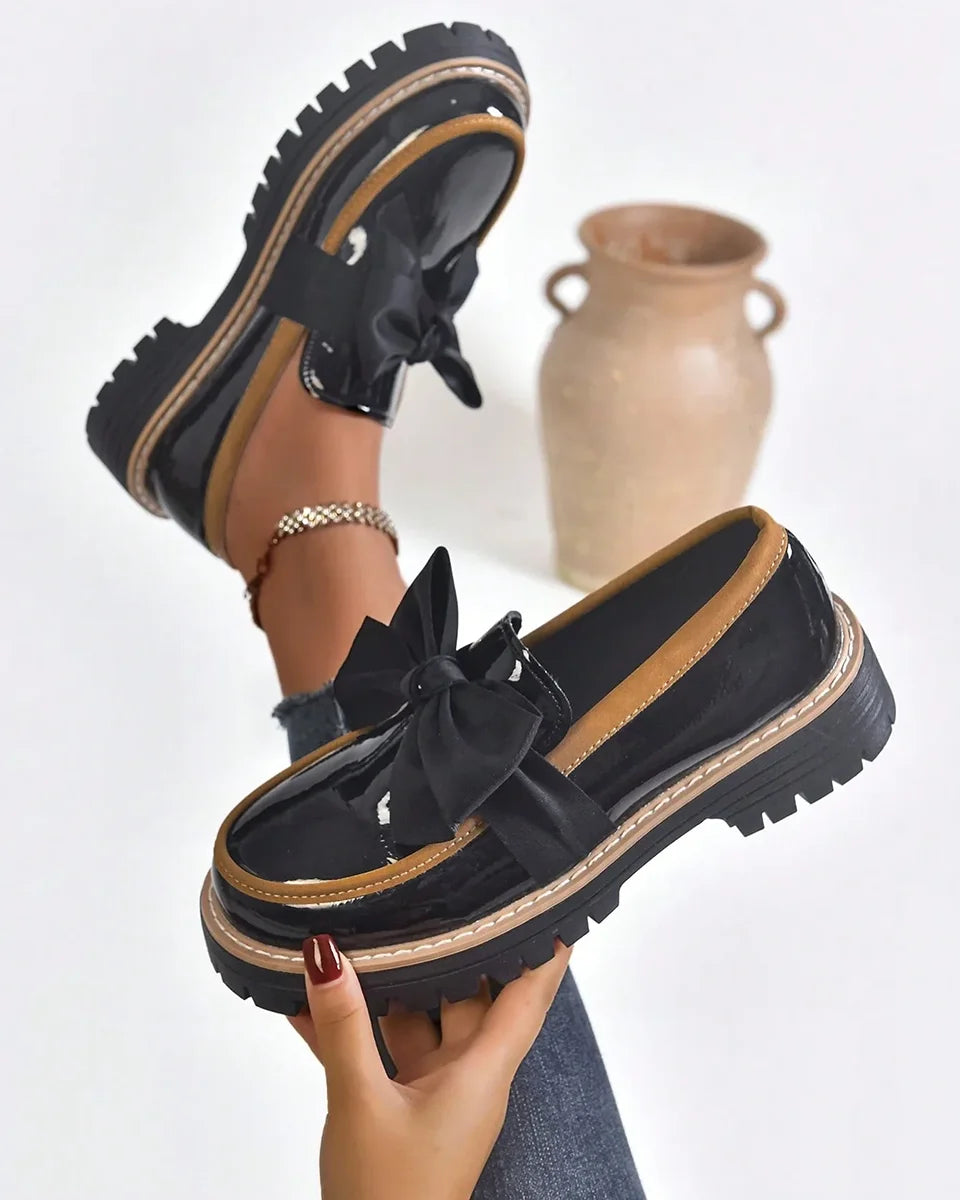 Dámské platformové lakované mokasíny s mašlí