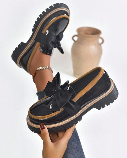 Dámské platformové lakované mokasíny s mašlí