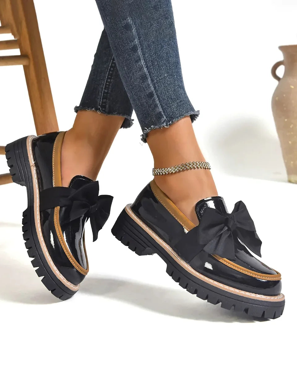 Dámské platformové lakované mokasíny s mašlí