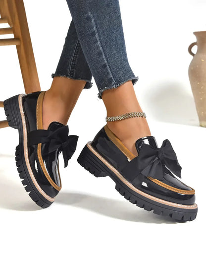 Dámské platformové lakované mokasíny s mašlí