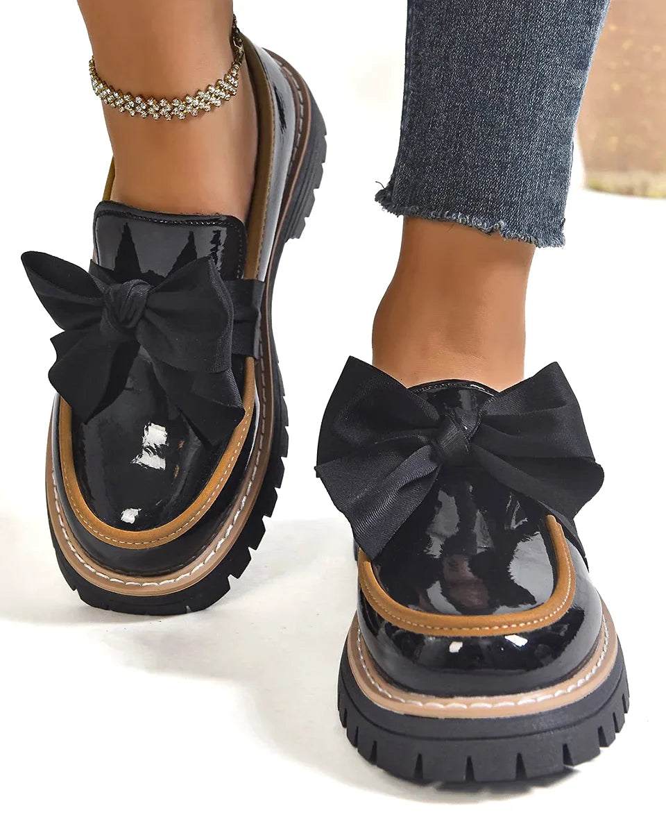 Dámské platformové lakované mokasíny s mašlí