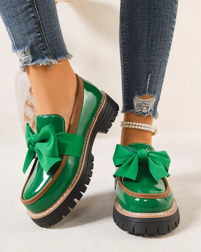 Dámské platformové lakované mokasíny s mašlí