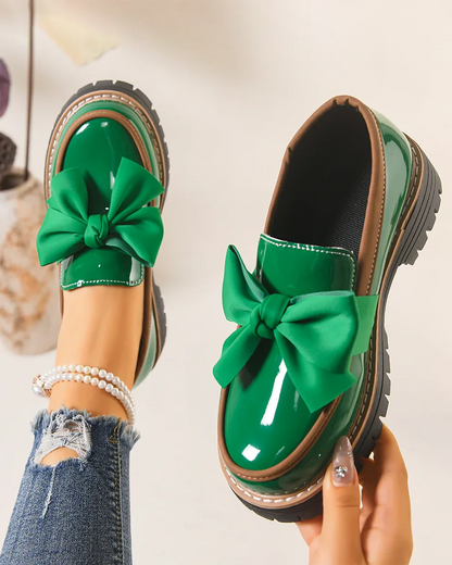 Dámské platformové lakované mokasíny s mašlí