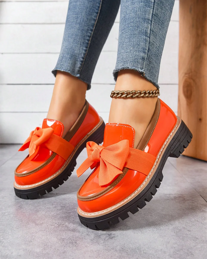 Dámské platformové lakované mokasíny s mašlí