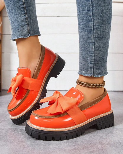 Dámské platformové lakované mokasíny s mašlí