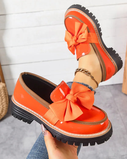 Dámské platformové lakované mokasíny s mašlí