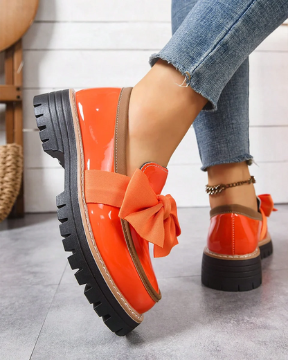 Dámské platformové lakované mokasíny s mašlí