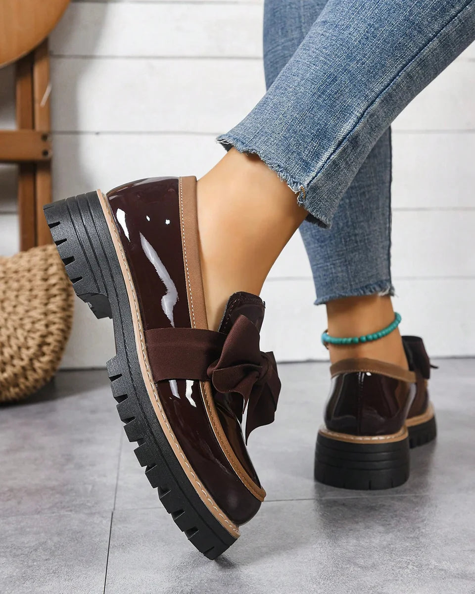 Dámské platformové lakované mokasíny s mašlí