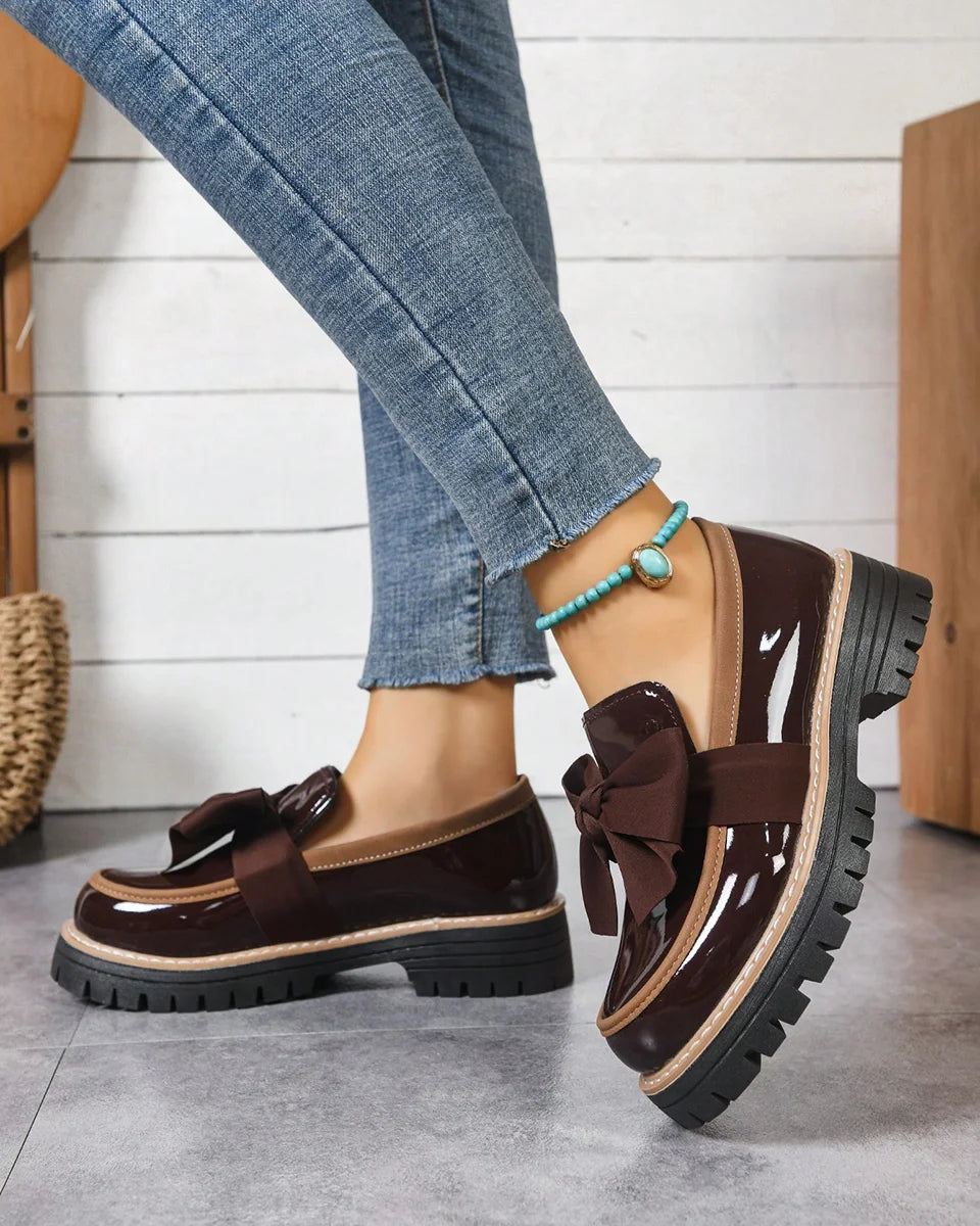 Dámské platformové lakované mokasíny s mašlí