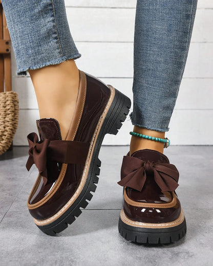 Dámské platformové lakované mokasíny s mašlí