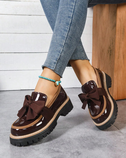 Dámské platformové lakované mokasíny s mašlí