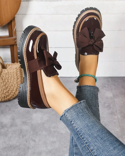 Dámské platformové lakované mokasíny s mašlí