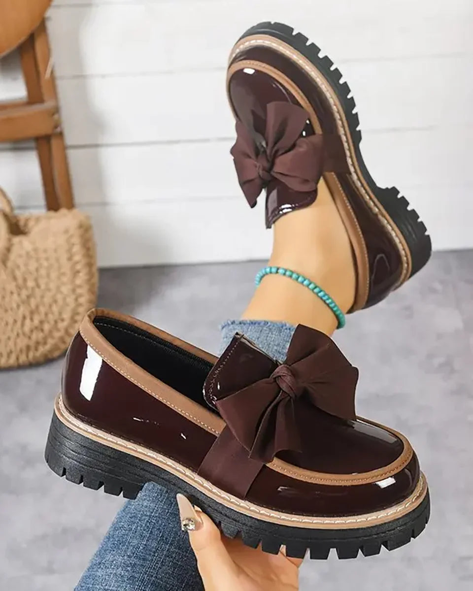 Dámské platformové lakované mokasíny s mašlí