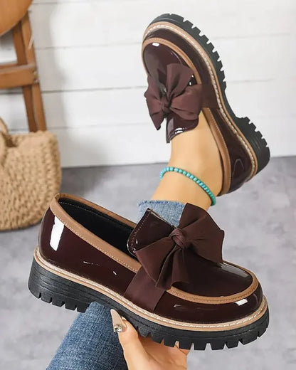 Dámské platformové lakované mokasíny s mašlí