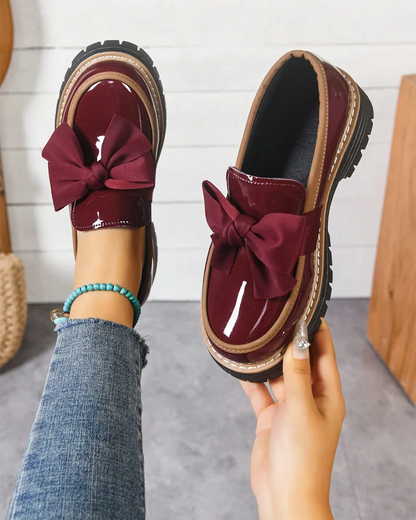 Dámské platformové lakované mokasíny s mašlí