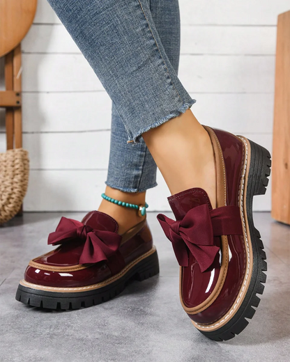 Dámské platformové lakované mokasíny s mašlí