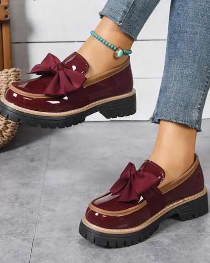 Dámské platformové lakované mokasíny s mašlí
