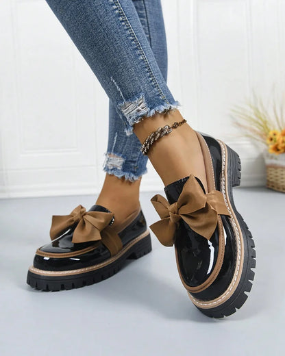 Dámské platformové lakované mokasíny s mašlí