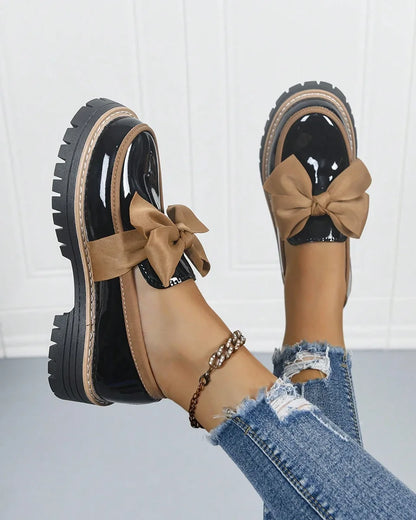 Dámské platformové lakované mokasíny s mašlí