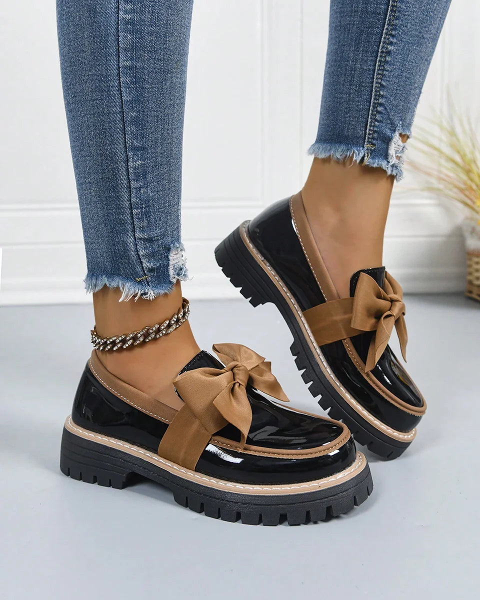 Dámské platformové lakované mokasíny s mašlí