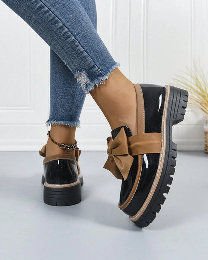 Dámské platformové lakované mokasíny s mašlí