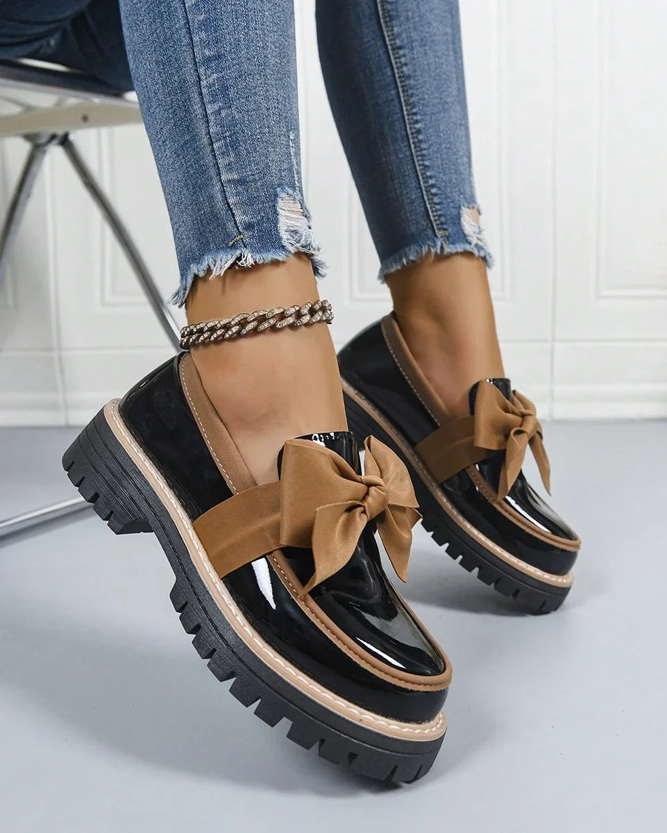 Dámské platformové lakované mokasíny s mašlí