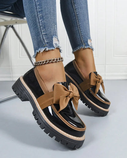 Dámské platformové lakované mokasíny s mašlí