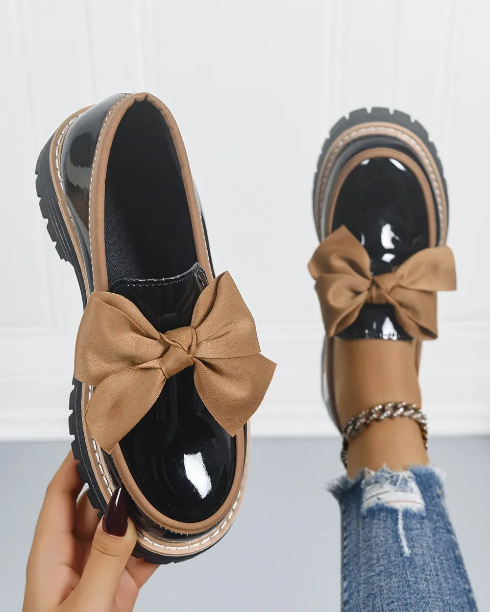 Dámské platformové lakované mokasíny s mašlí