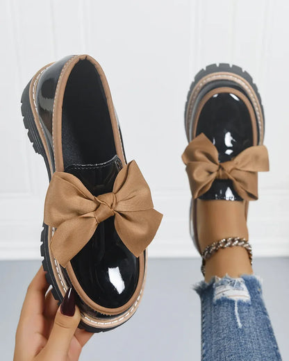 Dámské platformové lakované mokasíny s mašlí